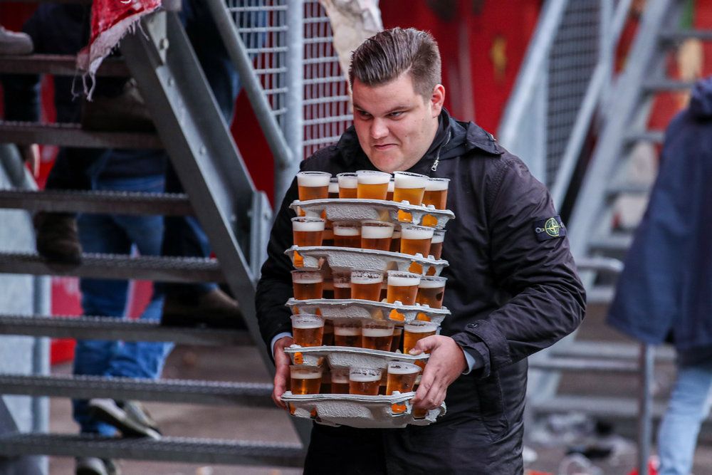 Bierstapelaar gaat viral: "Had geen zin om vaak heen en weer te lopen"